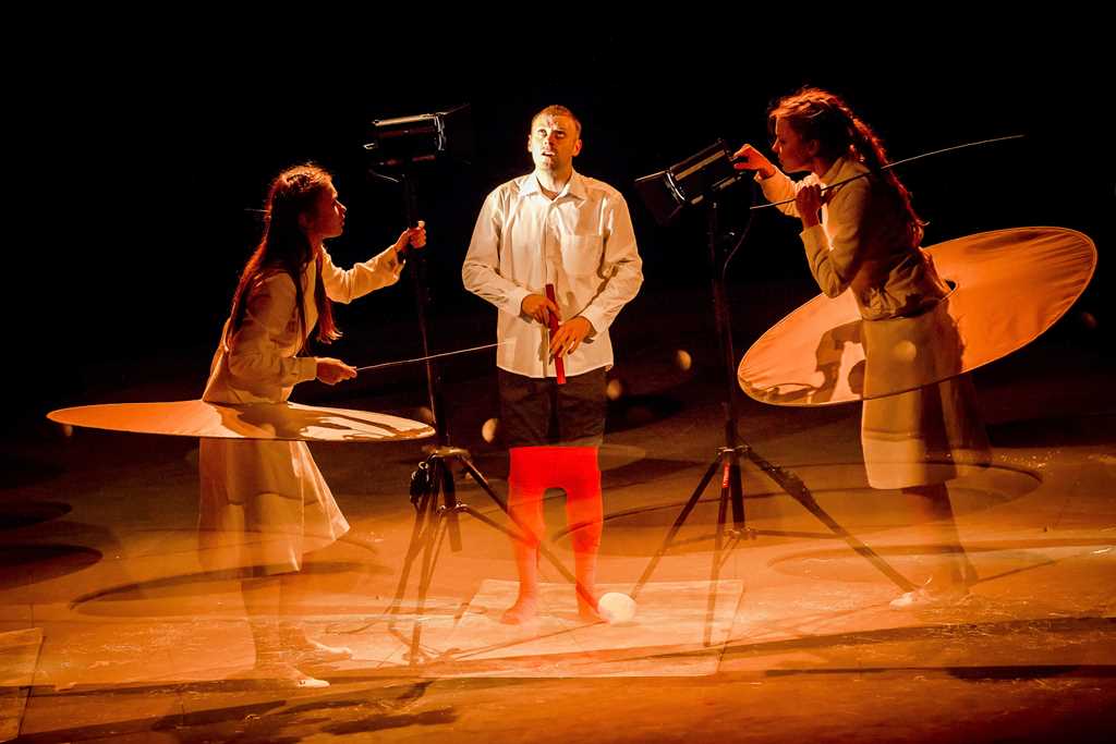 Paulina Szostak (Anioł), Mateusz Rusin (Ksiądz Piotr), Paulina Korthals (Anioł). Fot. Krzysztof Bieliński